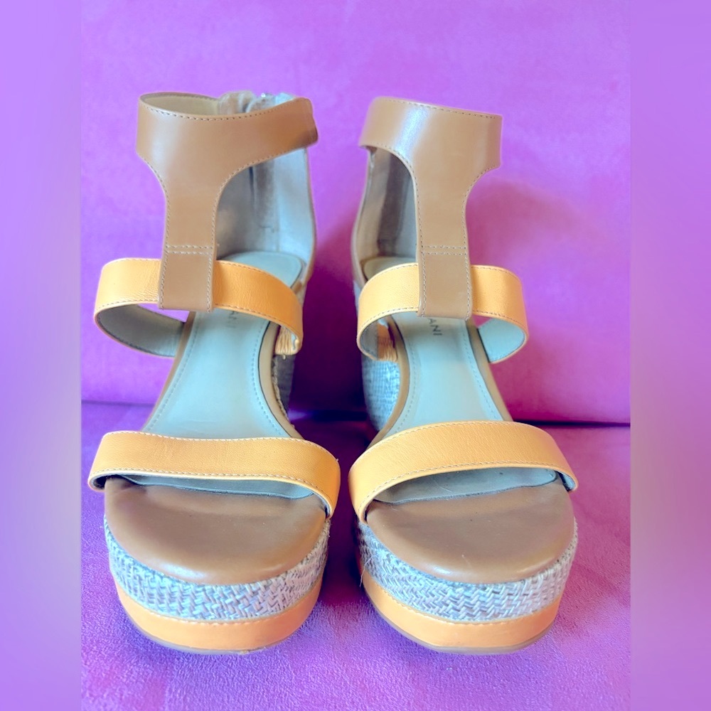 Antonio Melani Tan Leather Wedge T Strap Wedge Sandal Size 7 - Picture 3 of 14